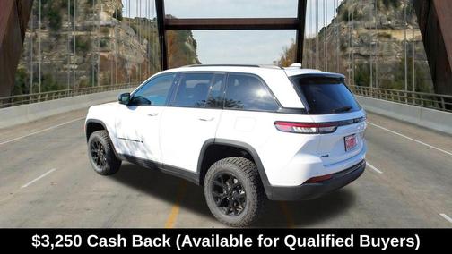 Bright White Clearcoat 2025 Jeep Grand Cherokee Laredo