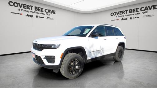 Bright White Clearcoat 2025 Jeep Grand Cherokee Laredo SUV