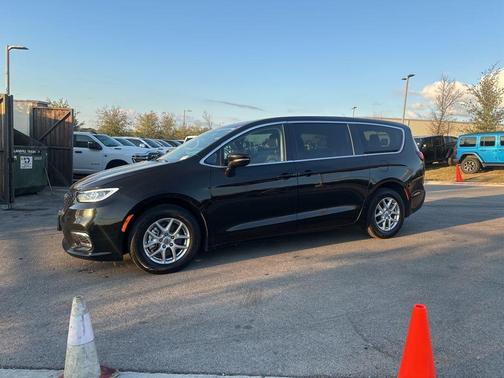 2024 Chrysler Pacifica Touring-L