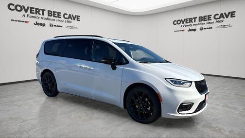Bright White Clearcoat 2026 Chrysler Pacifica Limited Passenger Van