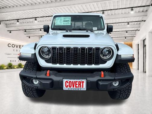 Bright White Clearcoat 2026 Jeep Gladiator Mojave