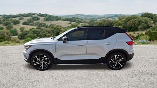 Glacier Silver Metallic 2022 Volvo XC40 T5 R-Design