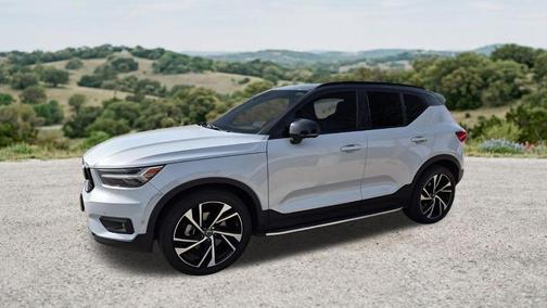 Glacier Silver Metallic 2022 Volvo XC40 T5 R-Design