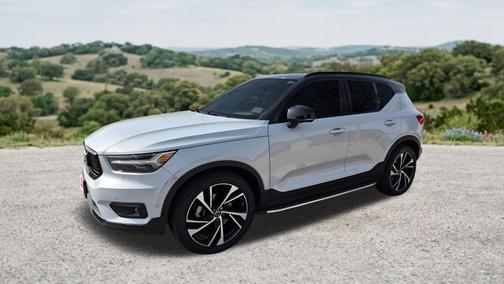 Glacier Silver Metallic 2022 Volvo XC40 T5 R-Design