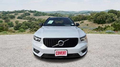 Glacier Silver Metallic 2022 Volvo XC40 T5 R-Design