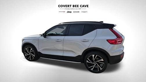 Glacier Silver Metallic 2022 Volvo XC40 T5 R-Design