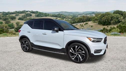 Glacier Silver Metallic 2022 Volvo XC40 T5 R-Design