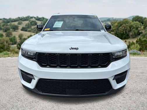 Bright White Clearcoat 2023 Jeep Grand Cherokee Altitude