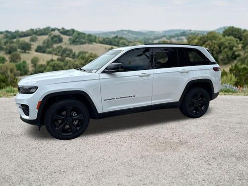Bright White Clearcoat 2023 Jeep Grand Cherokee Altitude