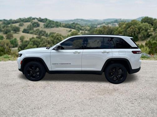 Bright White Clearcoat 2023 Jeep Grand Cherokee Altitude