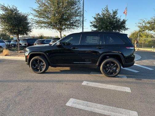 2025 Jeep Grand Cherokee Laredo