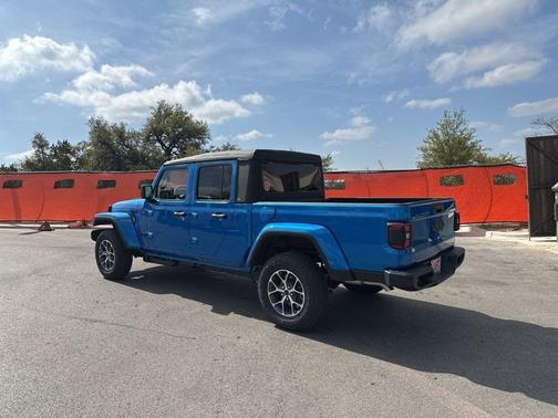 Hydro Blue Pearlcoat 2026 Jeep Gladiator Sport