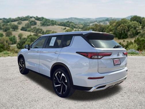 White Diamond 2024 Mitsubishi Outlander SE Black Edition