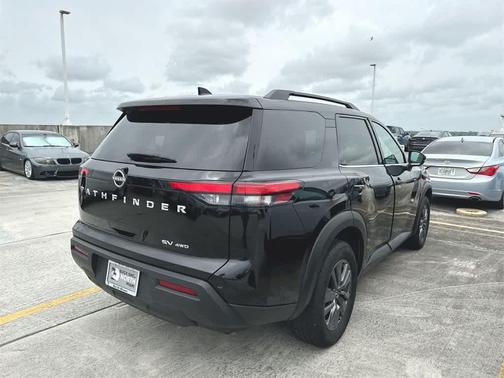 2024 Nissan Pathfinder SV