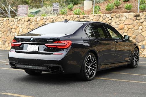 Black 2019 BMW 750 i