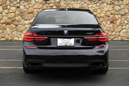 Black 2019 BMW 750 i