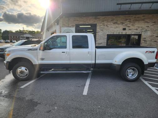 White 2016 Ford F-350 Lariat