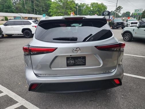 Celestial Silver Metallic 2022 Toyota Highlander XLE