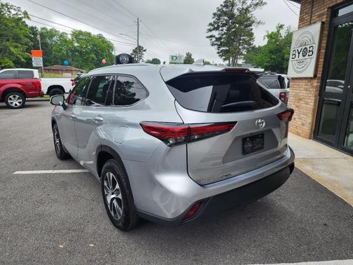 Celestial Silver Metallic 2022 Toyota Highlander XLE