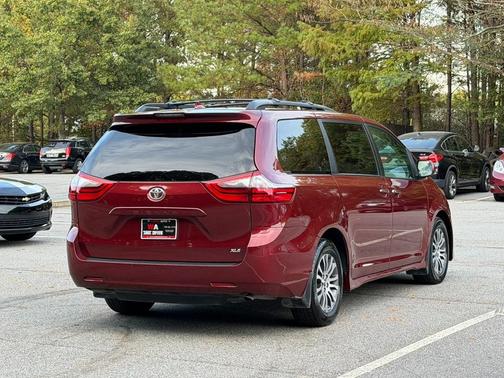 2020 Toyota Sienna XLE