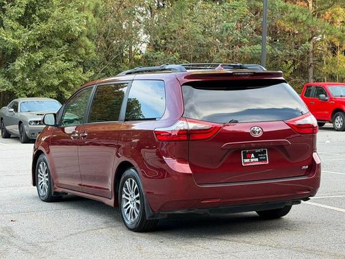 2020 Toyota Sienna XLE