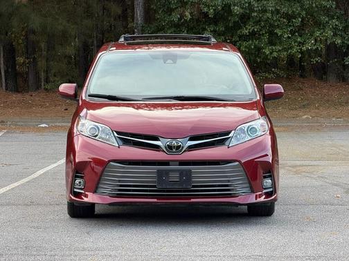 2020 Toyota Sienna XLE
