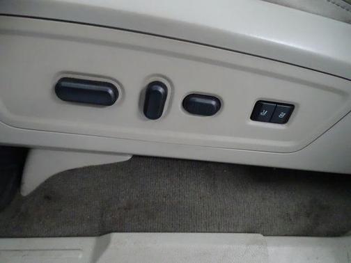 White Platinum Clearcoat Metallic 2013 Lincoln Navigator L