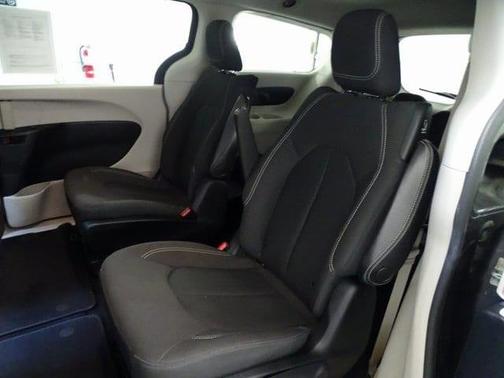 2020 Chrysler Voyager LX