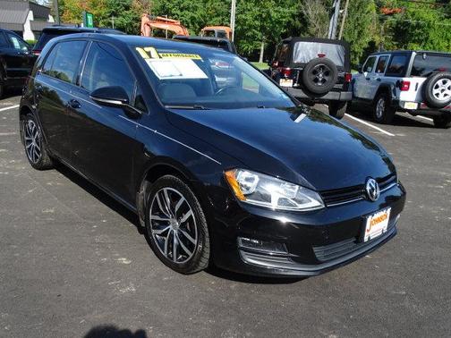 Black 2017 Volkswagen Golf TSI SE 4-Door