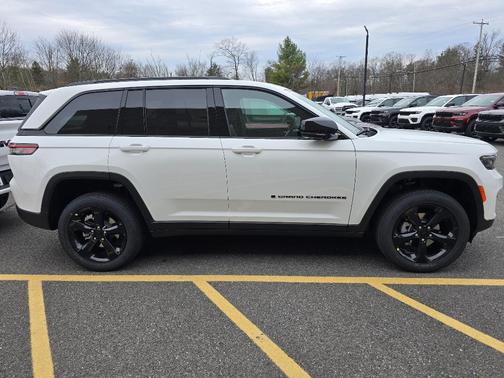 2025 Jeep Grand Cherokee Laredo