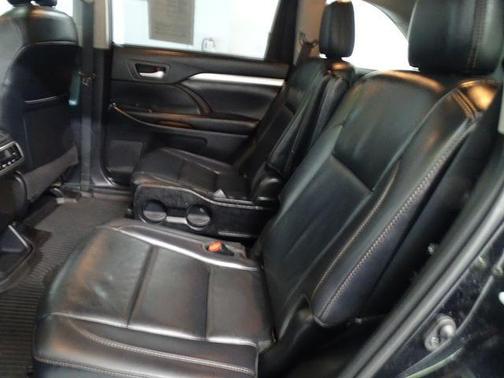 Midnight Black Metallic 2019 Toyota Highlander XLE