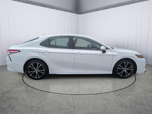 Super White 2020 Toyota Camry SE