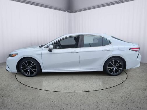 Super White 2020 Toyota Camry SE