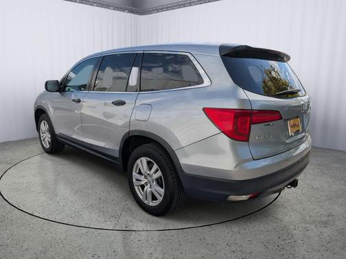 Lunar Silver Metallic 2018 Honda Pilot LX
