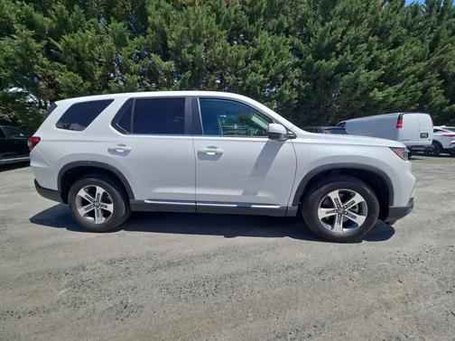 Platinum White Pearl 2023 Honda Pilot AWD EX-L 8 Passenger