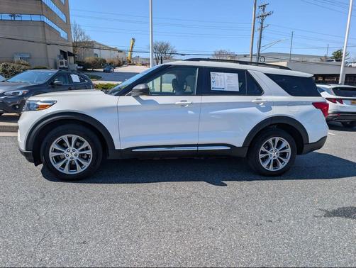 Star White Metallic Tri-Coat 2023 Ford Explorer XLT