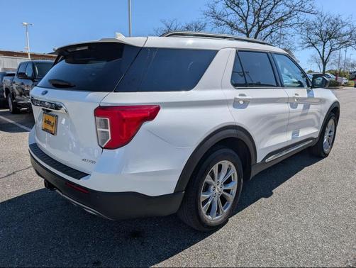 Star White Metallic Tri-Coat 2023 Ford Explorer XLT