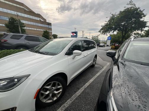 Bright White Clearcoat 2018 Chrysler Pacifica Touring-L