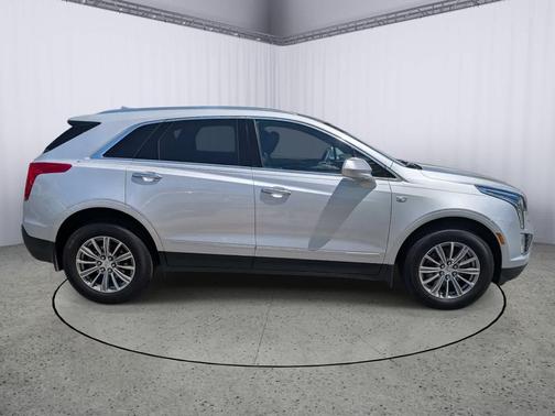 Radiant Silver Metallic 2017 Cadillac XT5 Luxury