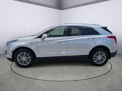 Radiant Silver Metallic 2017 Cadillac XT5 Luxury
