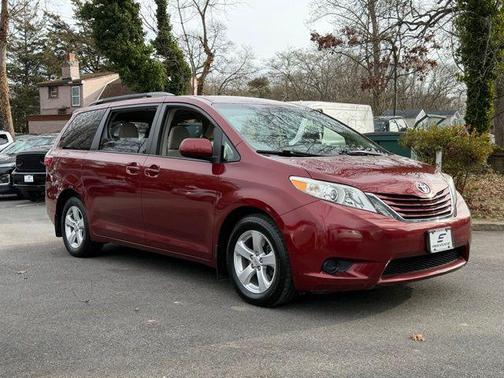 2016 Toyota Sienna LE