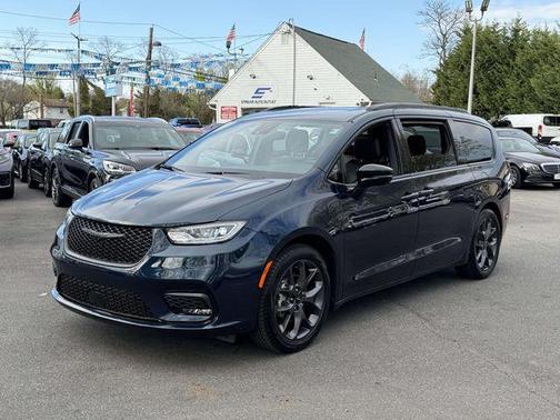 Fathom Blue Pearlcoat 2025 Chrysler Pacifica Limited