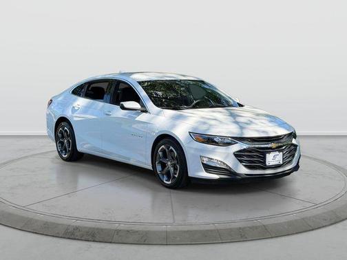 Summit White 2022 Chevrolet Malibu FWD LT