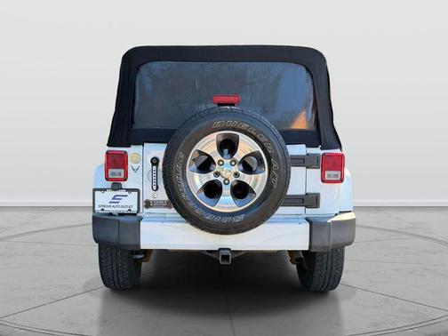 Bright White Clearcoat 2016 Jeep Wrangler Unlimited Sahara