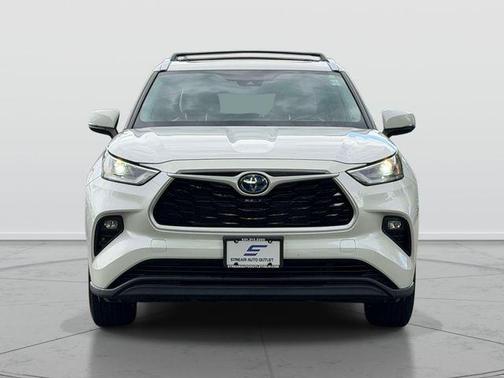 Blizzard Pearl 2021 Toyota Highlander Hybrid XLE