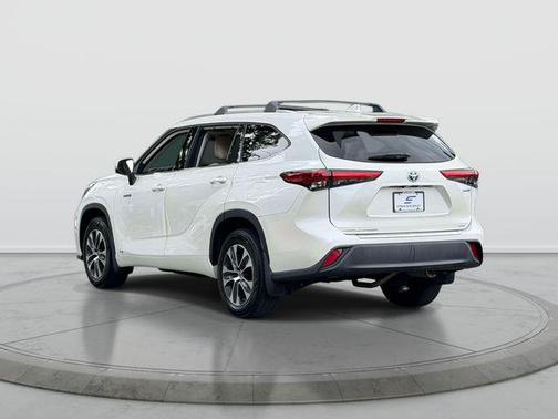 Blizzard Pearl 2021 Toyota Highlander Hybrid XLE