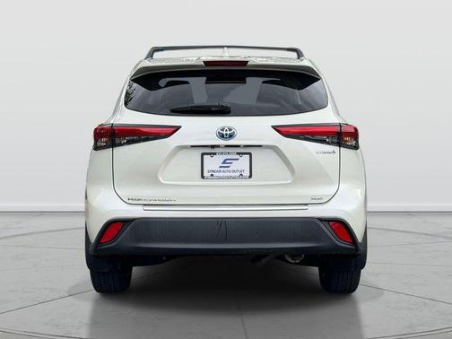 Blizzard Pearl 2021 Toyota Highlander Hybrid XLE