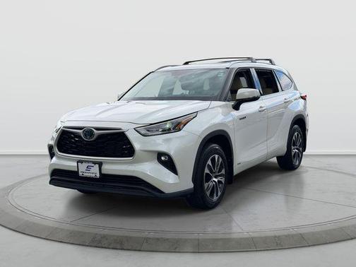 Blizzard Pearl 2021 Toyota Highlander Hybrid XLE