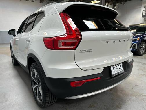 2024 Volvo XC40 B5 Plus Bright Theme