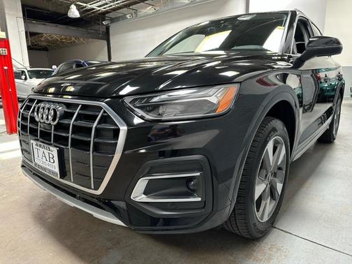 Mythos Black Metallic 2023 Audi Q5 40 Premium Plus
